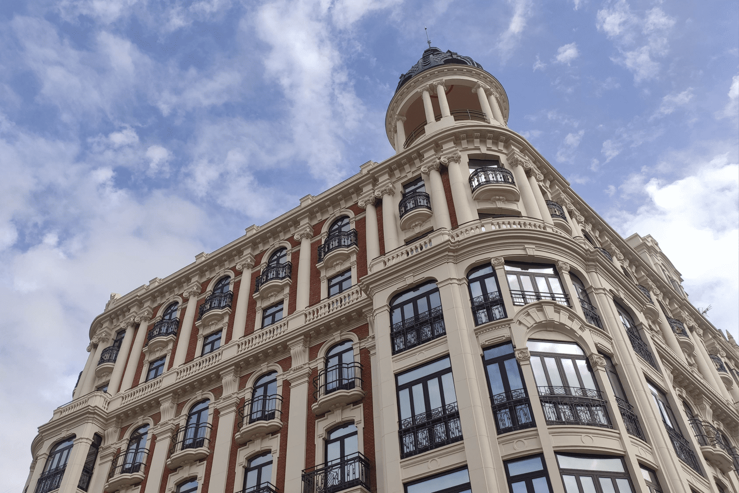 Fachada de un edificio clásico con balcones