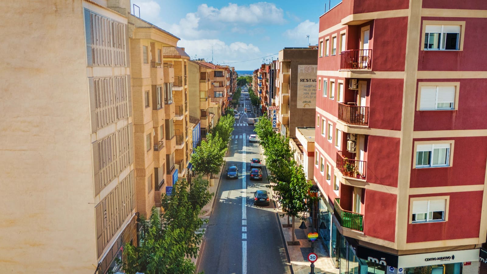 Vista aérea de una calle de Mazarrón con bloques de viviendas