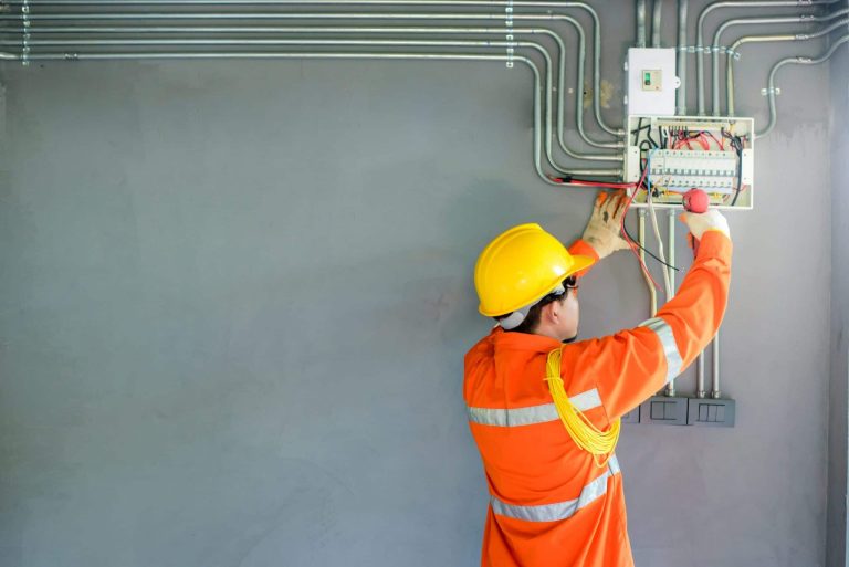 Electricista trabajando en la instalación de una vivienda